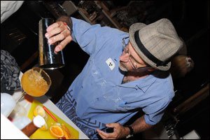 2010_grady_johnson Grady mixes his winning drink at Hukilau 2010