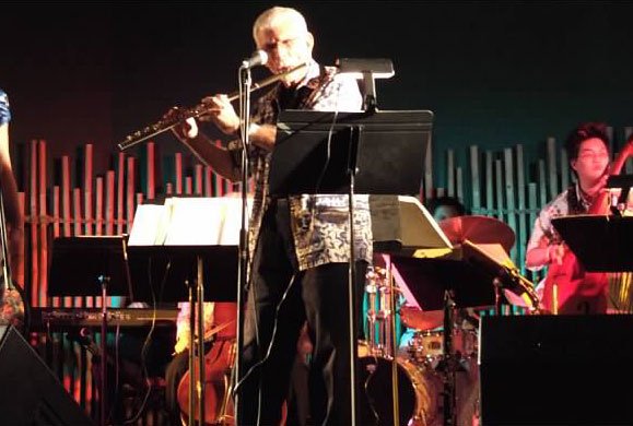 Robert Drasnin performs at The Hukilau 2005. (Photo by Basement Kahuna)