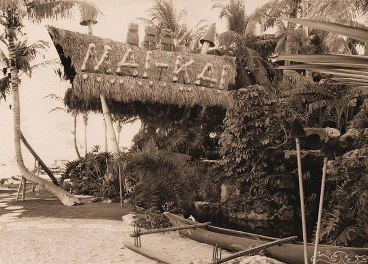 An Early Photo Of The Mai Kai S Facade Shows The Three Cannibal Tikis Atop The Restaurant Sign Photo From Mai Kai